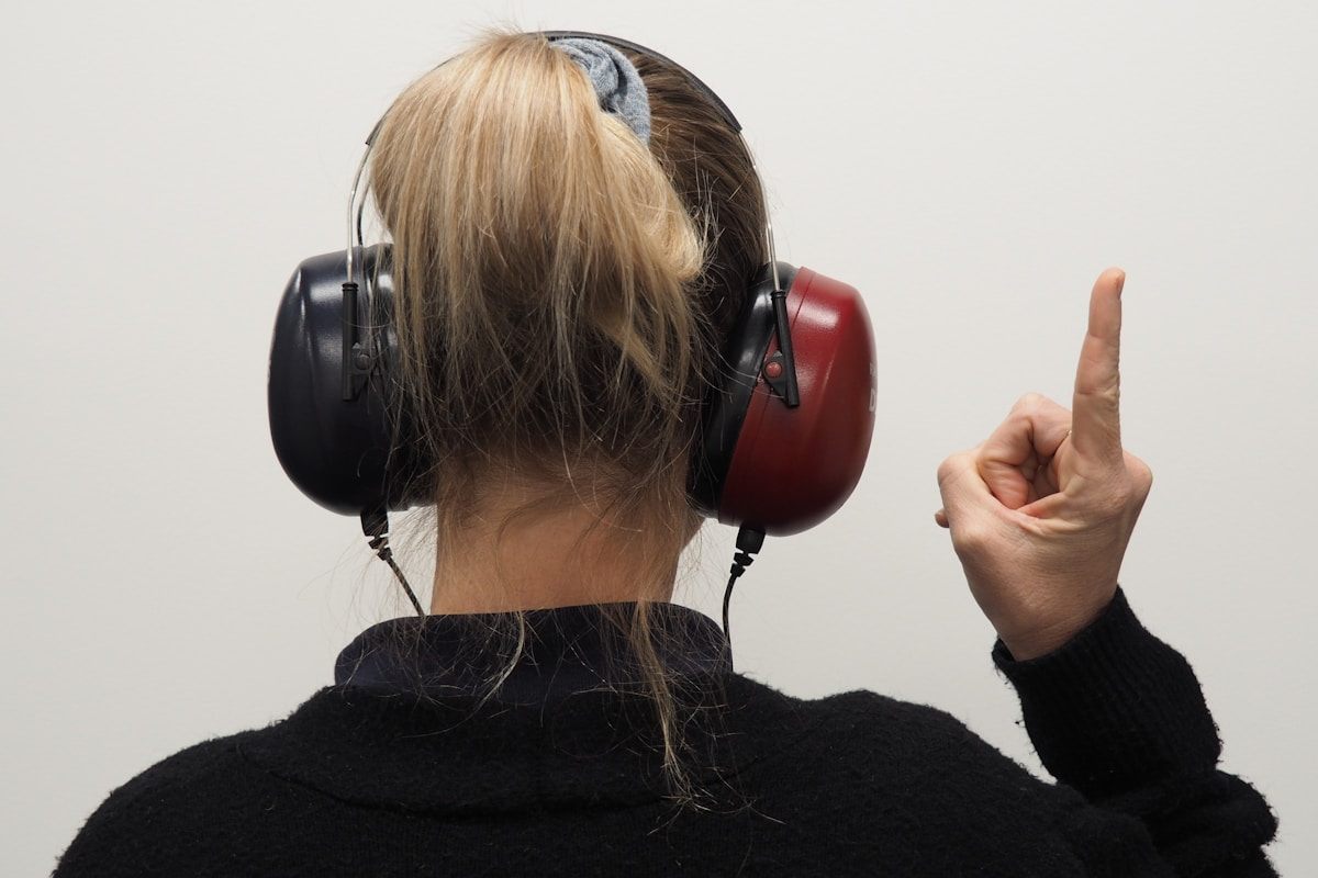 Paciente utilizando fones durante avaliação auditiva