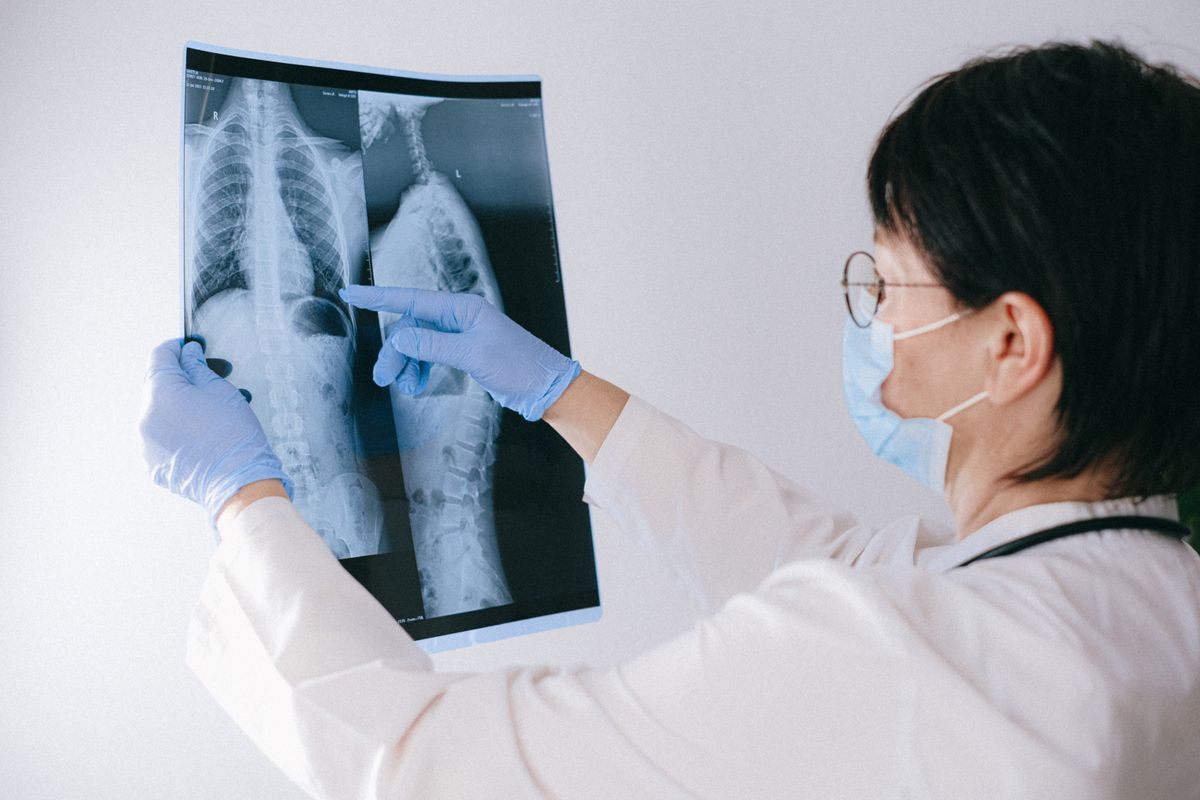 Profissional de saúde analisando uma radiografia